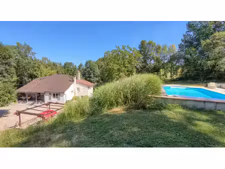 jolie propriété avec une maison principale  une maison amis  une piscine  une grange et...