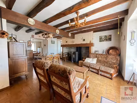 maison de caractère avec gîte  garage et grand hangar