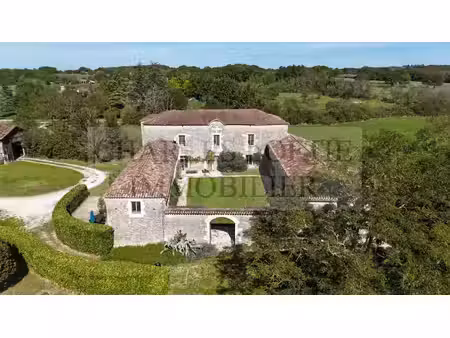 magnifique et imposante ferme fortifiée du xviie siècle  avec
