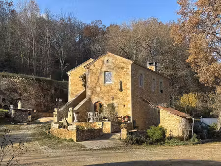propriété en pierres avec dépendances sur 5.4 ha de terrain d'un seul tenant.