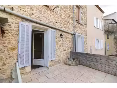centre carces - appartement t3 rénové avec terrasse de 14 m²