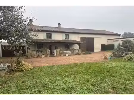 ancienne fermette et dépendances. au calme.