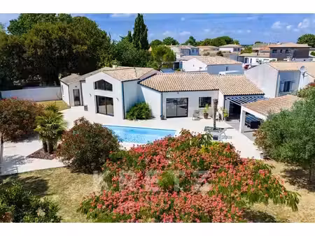 maison de plain-pied avec piscine à 10 minutes de la rochelle