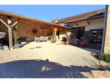 maison rénovée à neuf  4 chambres  grand jardin avec carport et cours fermée.