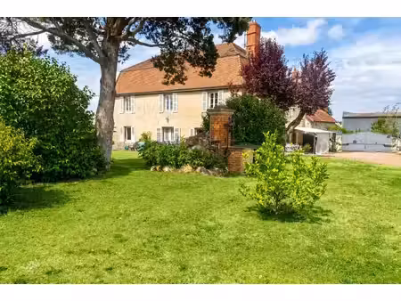 ancien corps de ferme de 240 m2 habitables. proche centre vill