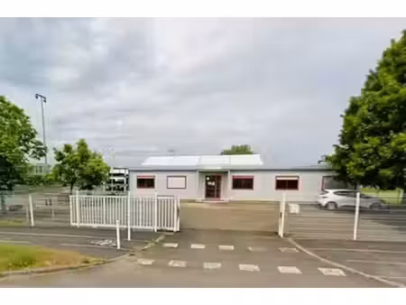 site professionnel avec bureaux  parkings et structures de stockage accès poids lourds