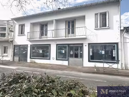 batiment commercial avec anciens bureaux