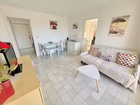 appartement 2 pièces fréjus plage  300 mètres de la mer  vue dégagée