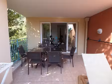 appartement en rez de jardin - face au port.