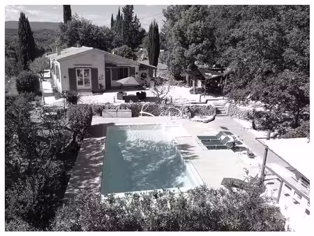 villa de charme avec piscine et oliviers -sur terrain dominant.