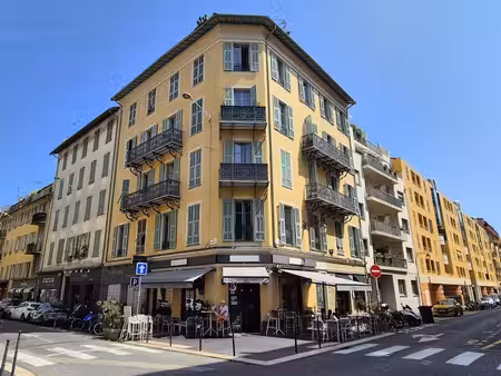 le port - place du pin : immeuble de rapport composé de 8 log...