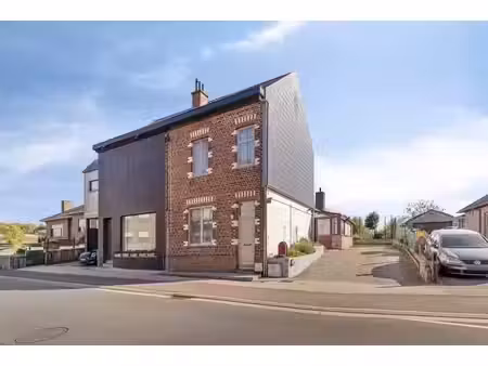 maison à rafraîchir avec 3 chambres  garage et jardin !