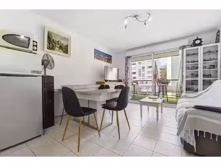 coup de coeur à juan-les-pins 2 pièces : lumineux  au calme & tout à pied !