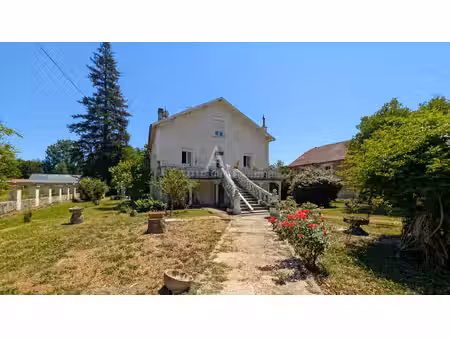 maison de maître grand jardin et puits  proche commerces.