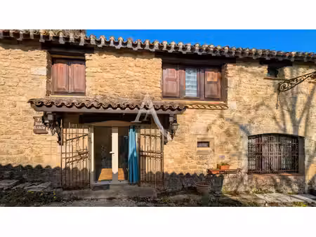 maison en pierre atypique dans un hameau