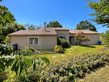maison de plain-pied avec piscine et divers garages - 3 chambres