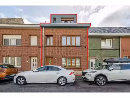 maison d'habitation dans un quartier bien situé