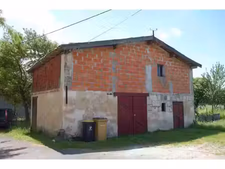 maison en pierre avec dépendances sur grand terrain de 4700m2