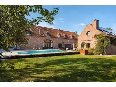 maison de caractère avec bâtiment annexe au cœur du village