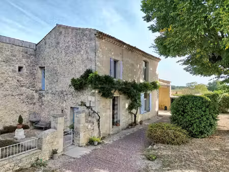 grande maison de caractère en pierre à fort potentiel