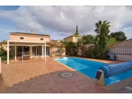 charmante villa avec piscine chauffée et dépendance