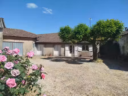 à vendre charmante maison de village de plain-pied avec dépendances sur 1026 m2