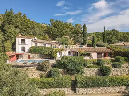 belle villa avec vue féerique  piscine et garage