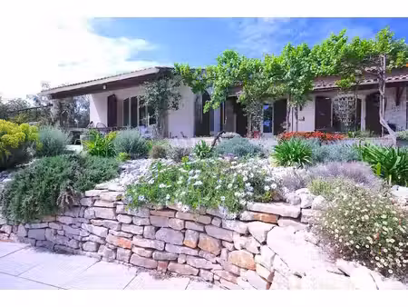 villa de 4 chambres avec piscine sur un grand terrain