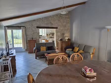 maison en pierre de 100 m2  3 chambres et grande dépendance ! environnement paisible !