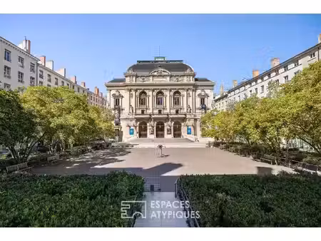 très bel appartement avec vue sur le théâtre des célestins