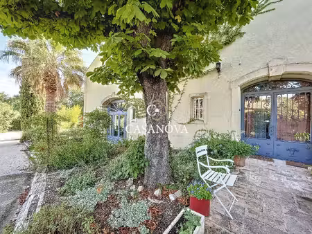 hôtel à vendre avec 12 suites  un appartement  une piscine et potentiel restauration ou...