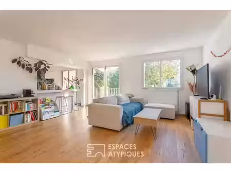 appartement rénové dans résidence avec parc arboré et piscine.