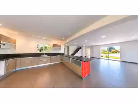 maison 4 chambres  bureau  vaste pièce de vie