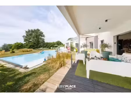 villa d'architecte contemporaine avec piscine chauffée et vues sur le puy de dôme et le...