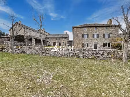 ensemble immobilier avec hébergements touristiques saint jeure