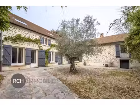 charmante maison en pierre entièrement rénovée sur un joli jardin plat avec piscine