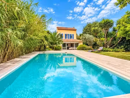 six-fours-les-plages coup de cœur pour cette maison de charme avec piscine et garage