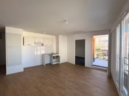 appartement t2 avec parking et balcon à corbeil essonne