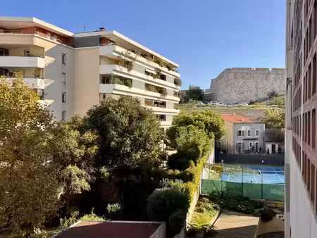 marseille 7? t2 traversant de 45 m2 à rénover à deux pas