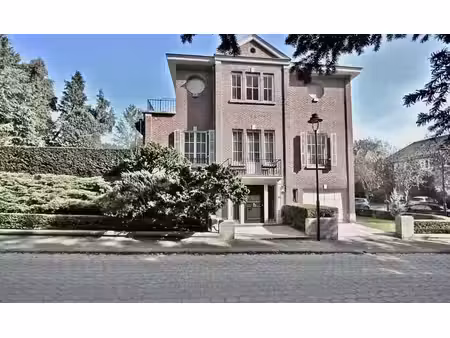 rare  élégante et spacieuse maison de maître 3 façades