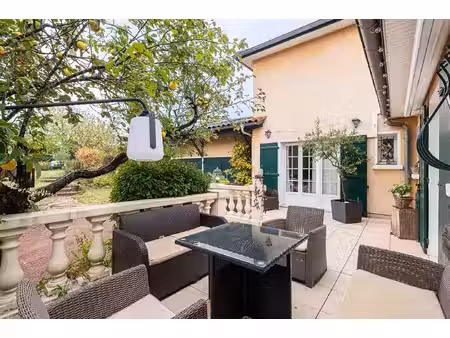 maison rénovée avec jardin et piscine à rillieux la pape - 195 m2 - 670000 €