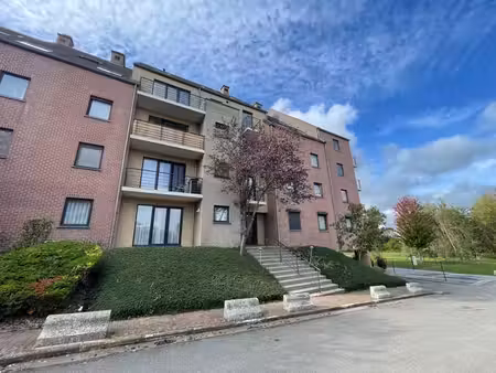 appartement mensardé situé en plein coeur de braine-le-comte