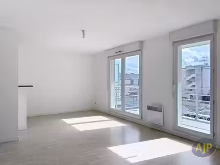 à vendre - appartement t3 avec balcon  parking et cave - résidence l'agora  coeur de ville