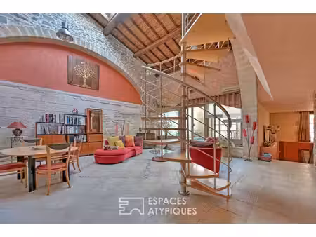 écrin de pierre et volumes d'exception : une maison unique en coeur du village