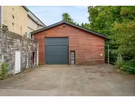 idéal pour indépendant : entrepôt + logement de caractère !