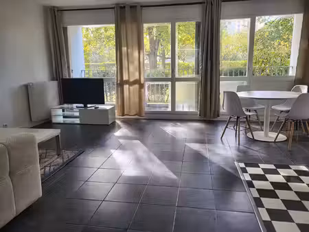 chevilly larue location meublée sur parc arborée   37 m2 loyer 990 euros