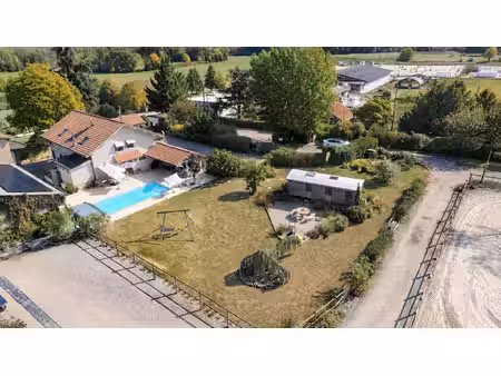 à vendre – propriété avec maison  installations équestres et piscine à massongy (74)