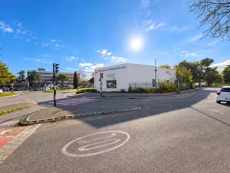 à louer: avignon  local commercial de 505 m² avec showroom  bureaux  stockage et parking