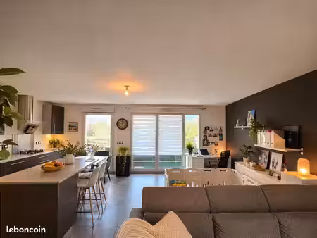 à la buisse  t4 de 84 m² avec grand séjour ouest  balcon et garage fermé