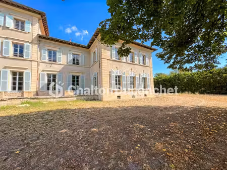 demeure de caractère d'environ 300 m² au sein d'un château - 42600 mornand-en-forez